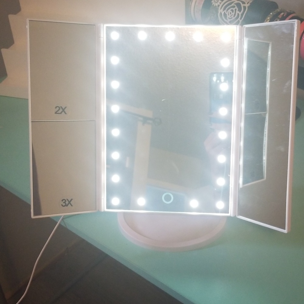 Light up vanity mirror